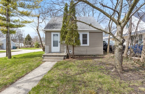 East Lansing House | East Lansing 2BR steps from MSU — Private patio