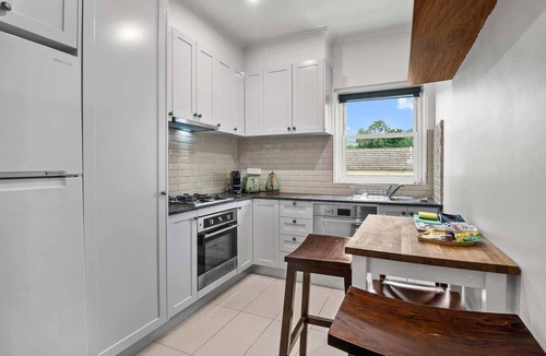 East Melbourne Apartment | East Melbourne Living | 1BR Near Parks & Cafes