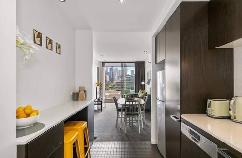 East Melbourne Apartment | East Melbourne Pet Friendly Secure Parking & Pool