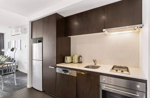 East Melbourne Apartment | East Melbourne Pet Friendly Secure Parking & Pool