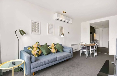 East Melbourne Apartment | East Melbourne Pet Friendly Secure Parking & Pool