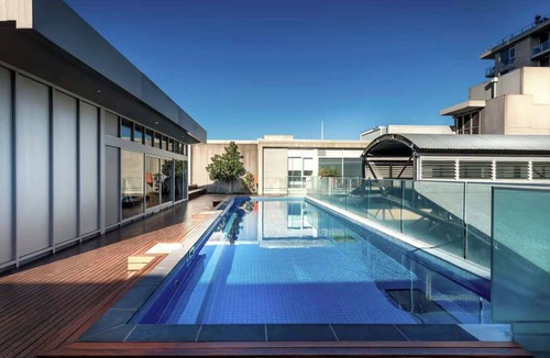 East Melbourne Apartment | East Melbourne Pet Friendly Secure Parking & Pool