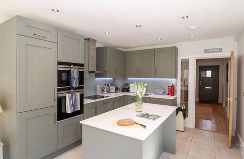 Stow-on-the-Wold House | EAST VIEW, family friendly, with open fire in Stow-On-The-Wold