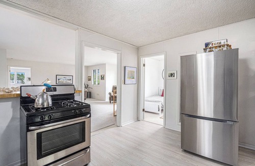 South Haven Cottage | Easy walk to the beach, harbor and downtown, sleeps 6!