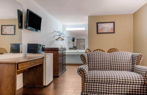 Holland Hotel | Econo Lodge Holland - Toledo