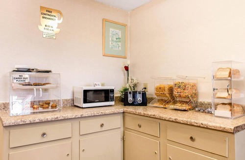 Holland Hotel | Econo Lodge Holland - Toledo