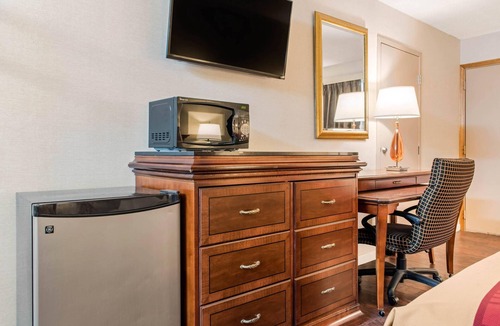 Holland Hotel | Econo Lodge Holland - Toledo