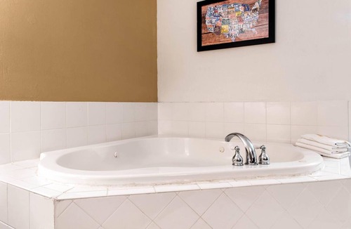 Holland Hotel | Econo Lodge Holland - Toledo