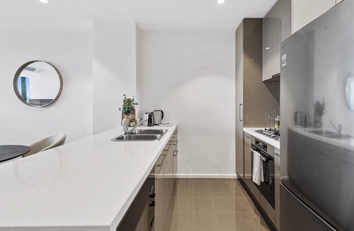 Southbank Apartment | Elegant 2-Bed Apartment with Balcony & City Views