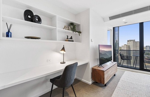 Southbank Apartment | Elegant 2-Bed Apartment with Balcony & City Views