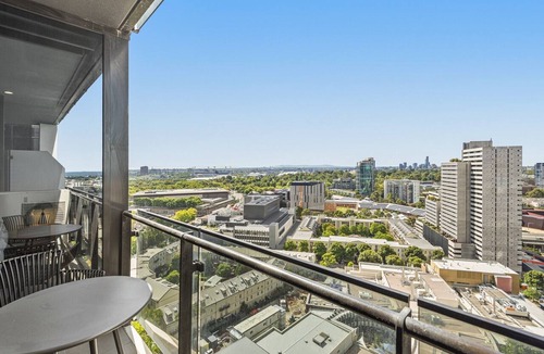 Southbank Apartment | Elegant 2-Bed Apartment with Balcony & City Views