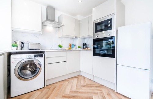 Oldbury House | Elegant 3BR Family Home - Parking - Wi-Fi - Oldbury