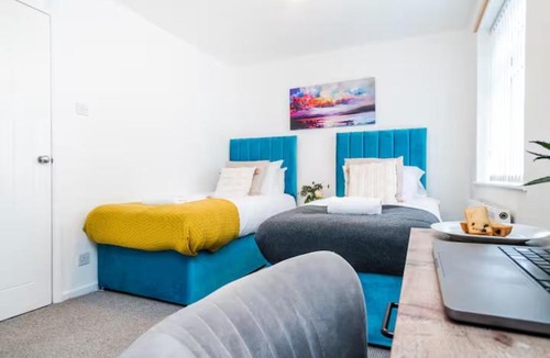 Oldbury House | Elegant 3BR Family Home - Parking - Wi-Fi - Oldbury