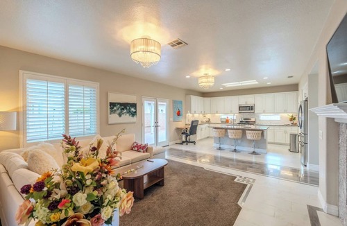 Ontario House | Elegant 5BR Gem @Ontario w/Grill | Near Airport