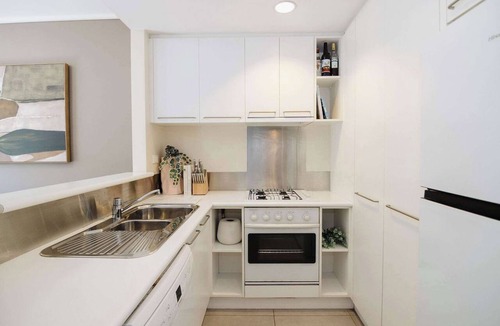 East Melbourne Apartment | Elegant East Melbourne Escape | Pool+Gym+Parking