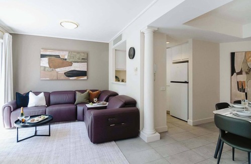 East Melbourne Apartment | Elegant East Melbourne Escape | Pool+Gym+Parking