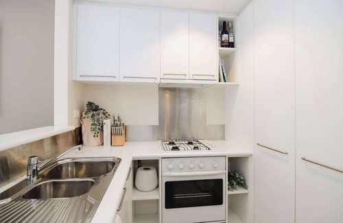 East Melbourne Apartment | Elegant East Melbourne Escape | Pool+Gym+Parking
