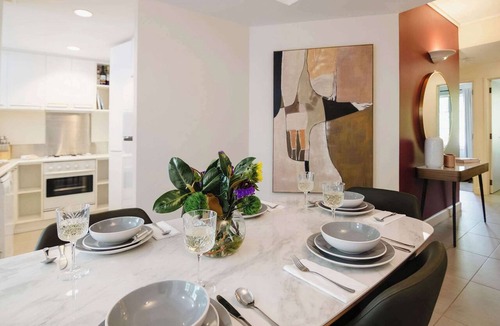 East Melbourne Apartment | Elegant East Melbourne Escape | Pool+Gym+Parking