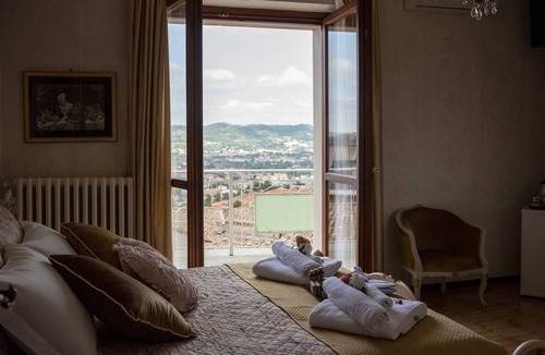 Gualdo Tadino House | Elegant guesthouse in the historic center