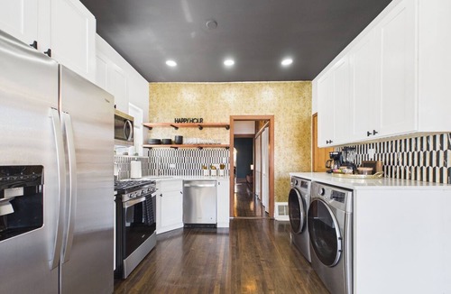 Wrigleyville Apartment | Elite 4BR Art Deco suite. Garage included.