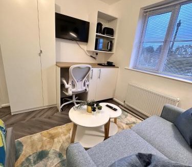 Cradley House | En-suite Private Room in Birmingham House - Quinton R1