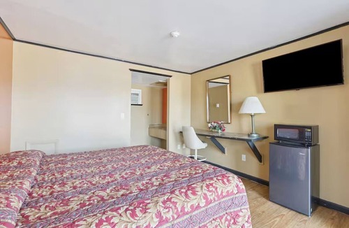 Shields Hotel | Enjoy Convenience + Privacy in Comfortable Room Near Local Dining