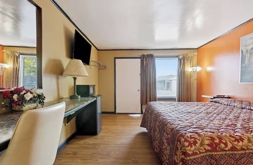 Shields Hotel | Enjoy Convenience + Privacy in Comfortable Room Near Local Dining