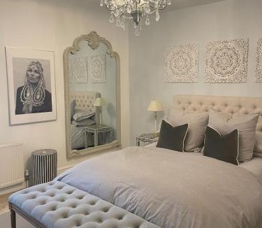 Henley-in-Arden House | Entire Georgian luxury house - 3 Storey- High St Henley-in-Arden -Two bedrooms-Sleeps 4 people Close to Stratford upon Avon - Warwick - Solihull - NEC