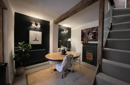 Henley-in-Arden House | Entire Georgian luxury house - 3 Storey- High St Henley-in-Arden -Two bedrooms-Sleeps 4 people Close to Stratford upon Avon - Warwick - Solihull - NEC
