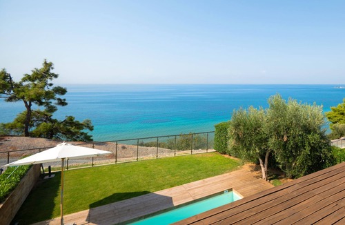 Nea Moudania Villa | Escape to Paradise: Experience the Ultimate Luxury at Kalma Exi Villa in Halkidiki