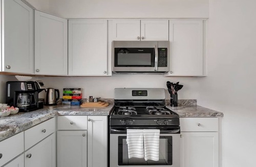 Westmont Apartment | Executive Retreat - 2 Parking Spaces, Sleeps 4!