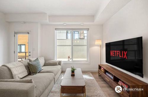 Springbank Hill House | Executive Suite with King Bed Garage AC Free Banff Pass 65 Inch TV