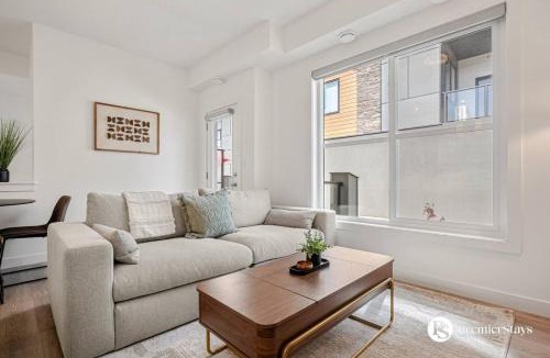 Springbank Hill House | Executive Suite with King Bed Garage AC Free Banff Pass 65 Inch TV