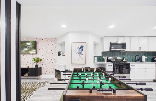 Wrigleyville Apartment | Expertly designed 2BR Art Deco sanctuary.