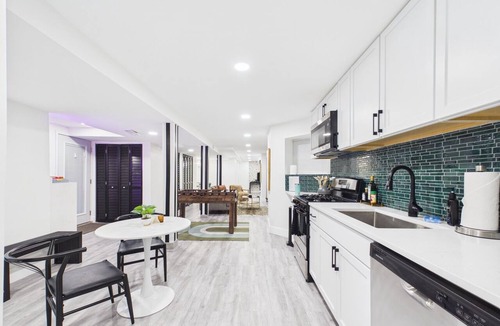 Wrigleyville Apartment | Expertly designed 2BR Art Deco sanctuary.