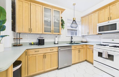 Wrigleyville House | Expertly designed 9BR Art Deco manor with garage included.