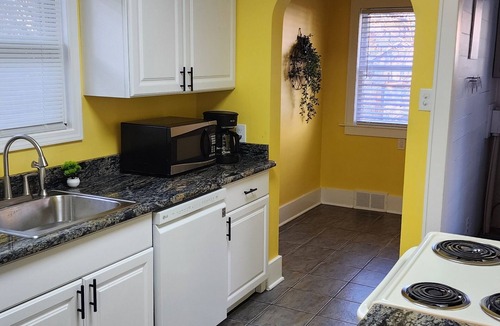 Lansing House | Fabulous 2-bedroom house in Lansing perfect for your getaway