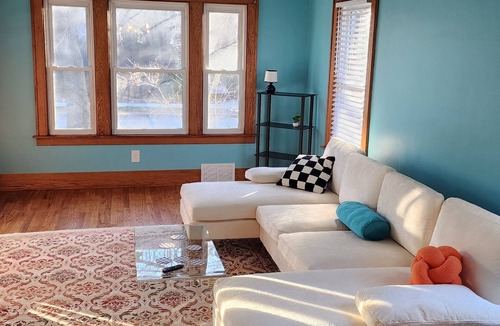 Lansing House | Fabulous 2-bedroom house in Lansing perfect for your getaway