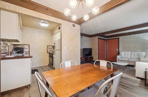 Lansing Apartment | Fairlane #1 I That 70's Place