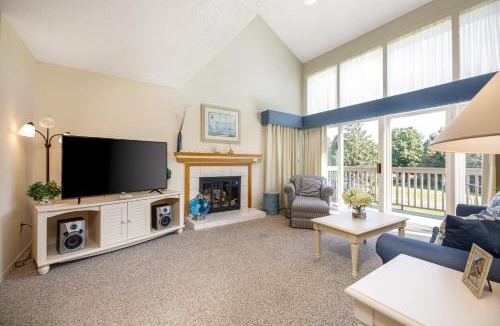 Acme Apartment | Fairway Breeze Retreat