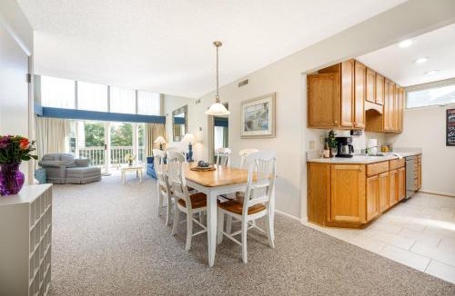 Acme Apartment | Fairway Breeze Retreat
