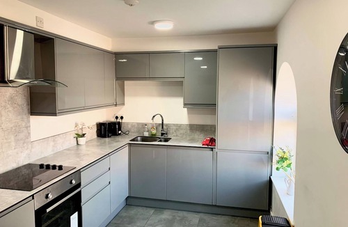 Smethwick Apartment | Falcon Crest Lodge | Sleeps 7 |Wi-Fi |Free Parking
