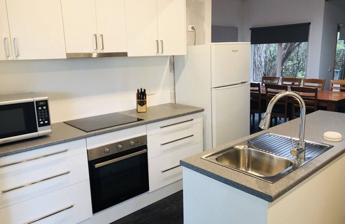 Tootgarook House | Family Beach House · Pets Welcome · Fenced Yard · 1km to Bay Beach · Sleeps 10