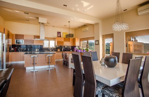 Kato Stalos Villa | Family friendly ★Jacuzzi★850mt to the beach & Tavernas★Private Heated pool