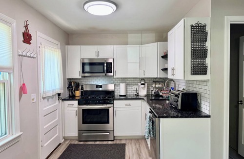 Toledo House | Family Home by Park, King bed, 2 Living spaces, Near Zoo, UTMC & Downtown Toledo