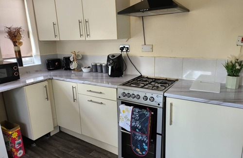 Cradley House | Family home close to cadbury World, ROH, shops, shopping centres and pub