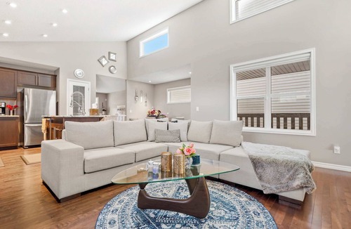 Calgary House | Family Home w A/C & Kid's Play Tent! By Airport FREE Banff Pass