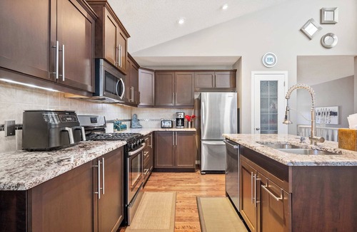 Calgary House | Family Home w A/C & Kid's Play Tent! By Airport FREE Banff Pass