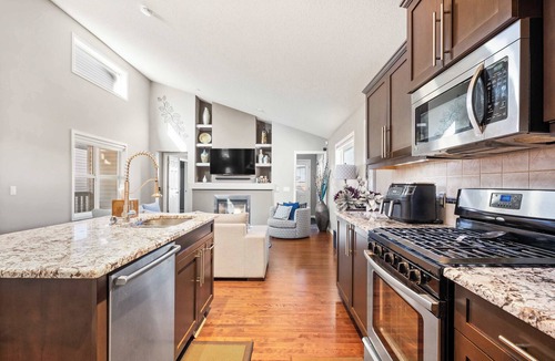 Calgary House | Family Home w A/C & Kid's Play Tent! By Airport FREE Banff Pass