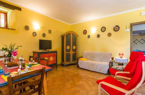 Monteluiano House | Farmhouse in hilly area in Gubbio with pool